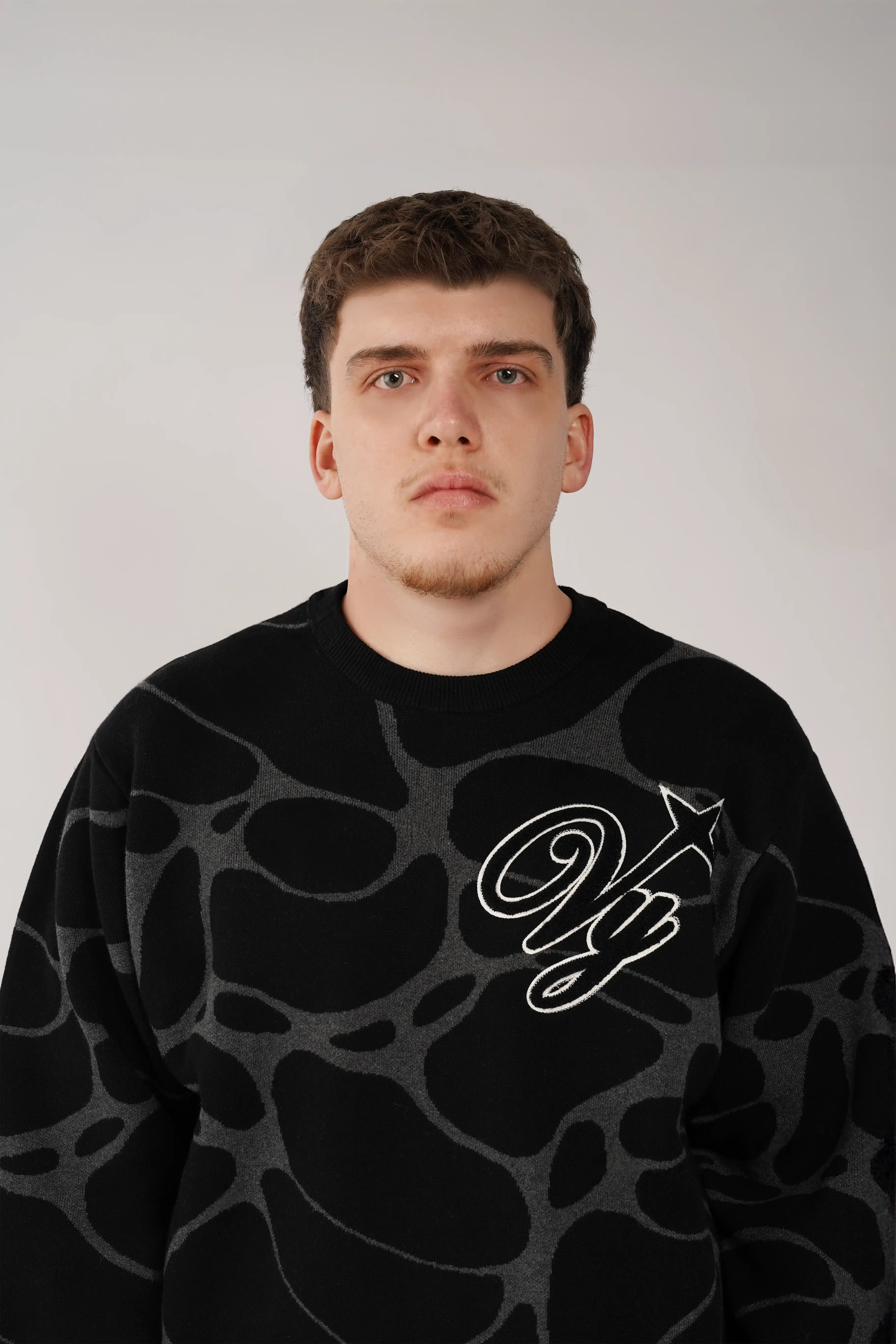 PREMIUM UNIVERSE OF LOVE KNITSWEATER - €69.95! Jetzt erhältlich bei VYRA