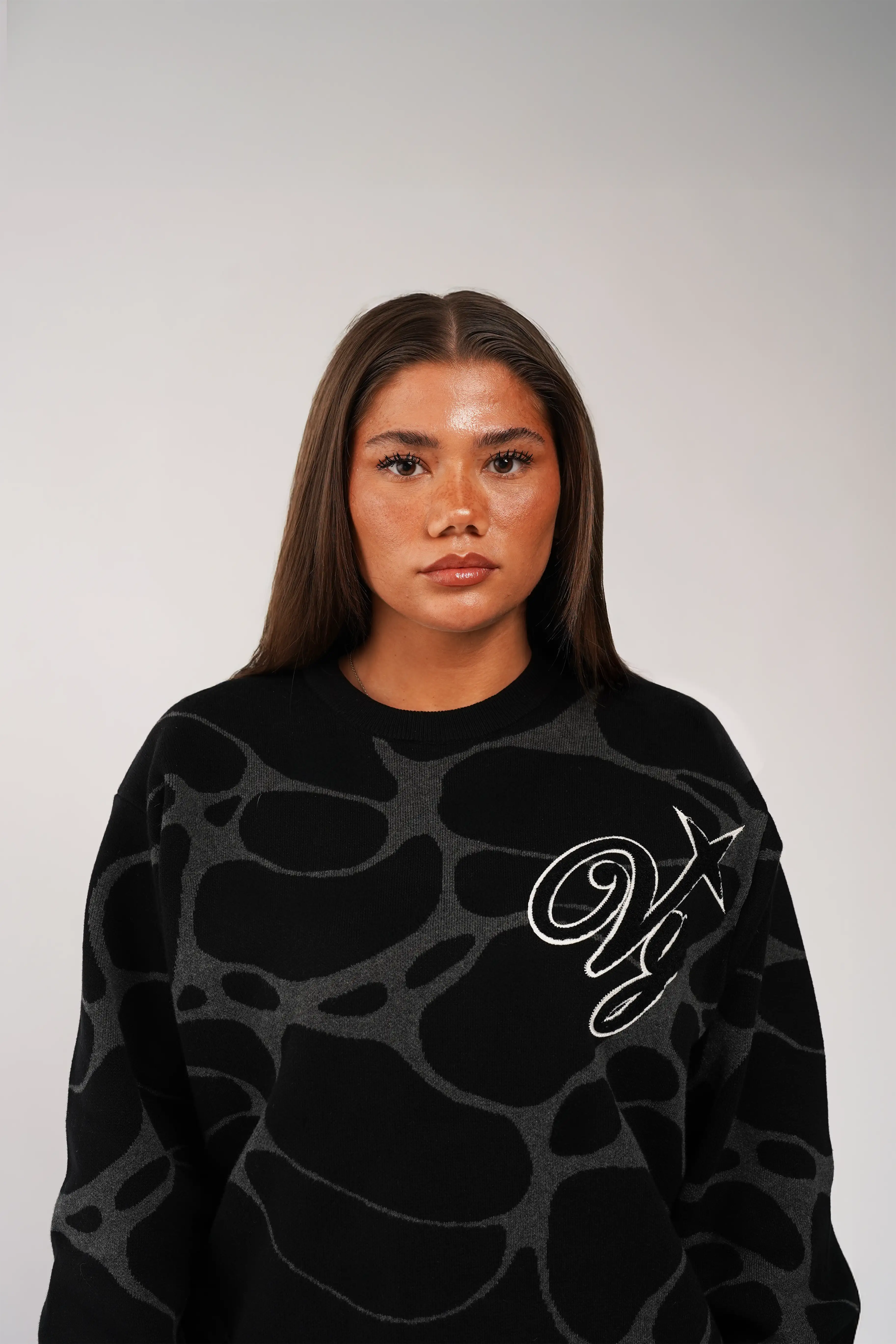 PREMIUM UNIVERSE OF LOVE KNITSWEATER - €69.95! Jetzt erhältlich bei VYRA